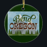 Bend Oregon Fun Retro Snowy Mountains Keramisch Ornament<br><div class="desc">Buig Oregon neo vintage-reisontwerp in een leuke retro-cartoon stijl met sneeuwbekapte bergen,  bos en bomen eronder,  blauw skies en coole retro-scripttekst.</div>