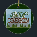 Bend Oregon Fun Retro Snowy Mountains Keramisch Ornament<br><div class="desc">Buig Oregon neo vintage-reisontwerp in een leuke retro-cartoon stijl met sneeuwbekapte bergen,  bos en bomen eronder,  blauw skies en coole retro-scripttekst.</div>