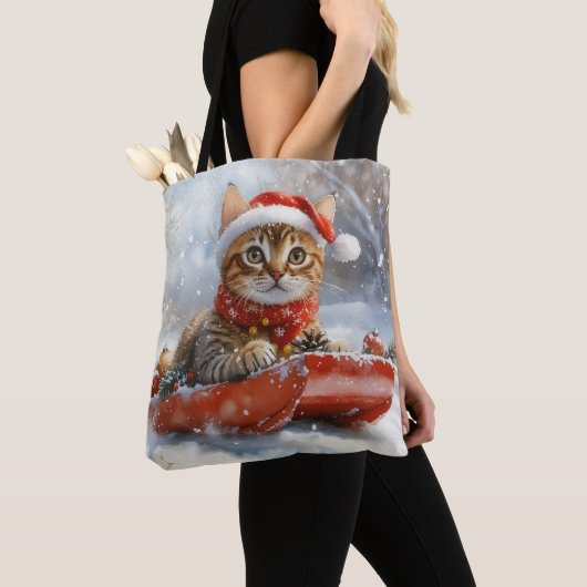 Bengaalse kat in slee laat het sneeuwen Kerstmis Tote Bag (Dichtbij)