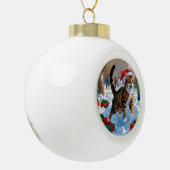 Bengaalse kat Kerstmis feestelijke sneeuw scene Keramische Bal Ornament (Links)