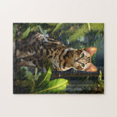 Bengaalse kat met groen gebladerte. legpuzzel (Horizontaal)