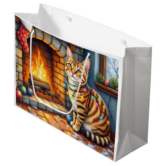 Bengal Kat Haard met Kerstverlichting Groot Cadeauzakje (Voorkant Gekanteld)