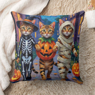 Bengal katten gaan langs de deuren in Halloween-ko Kussen