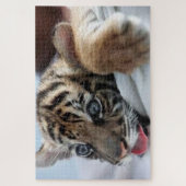 Bengal Tiger cub kijkt naar een sneeuwberg Legpuzzel (Verticaal)