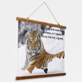 Bengal Tiger kijkt uit naar je op de sneeuw Hangend Wandkleed (Gebogen)