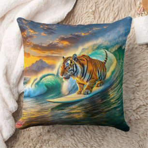 Bengalen op een surfplank ontwerp van Rich AMeN Gi Kussen