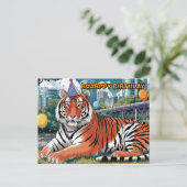 Bengelse tijger met verjaardagshoed ligt neer briefkaart (Staand voorkant)