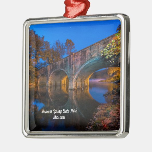 Bennett Spring Bridge Twilight Premium Metalen Ornament (Links)