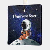 Benodigde ruimte, astronaut, ruimtevaarder, op maa keramisch ornament (Links)