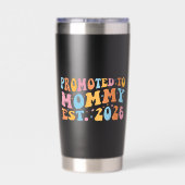 Benoemd tot mama per 2026 III Geïsoleerde Drinkbeker (Achterkant)