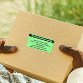 Benoemde bedrijfsnaam op lichtgroene verzending etiket