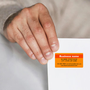 Benoemde bedrijfsnaam op oranje adreslabel etiket