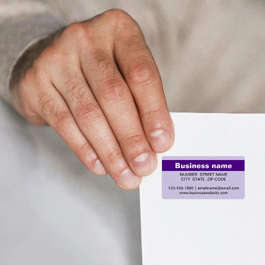 Benoemde bedrijfsnaam op paarse adreslabel etiket