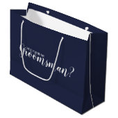 Bent u mijn Groomsman? Modern Script Navy Blue Groot Cadeauzakje (Voorkant Gekanteld)