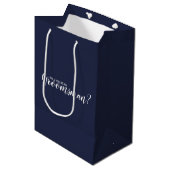 Bent u mijn Groomsman? Modern Script Navy Blue Medium Cadeauzakje (Voorkant Gekanteld)