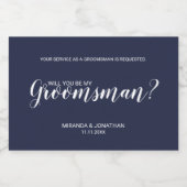 Bent u mijn Groomsman? Modern Script Navy Blue Sparkling Wijnetiket (Enkel label)