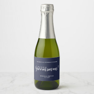 Bent u mijn Groomsman? Modern Script Navy Blue Sparkling Wijnetiket