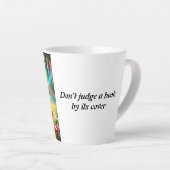 Beoordeel een boek niet op de cover - latte mok (Rechterhoek)
