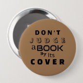 "Beoordeel een boek niet op zijn Hoesje" Lichtbrui Ronde Button 4,0 Cm (Voorkant /achterkant)