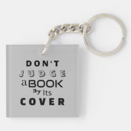 "Beoordeel een boek niet op zijn Hoesje" Lichtgrij Sleutelhanger
