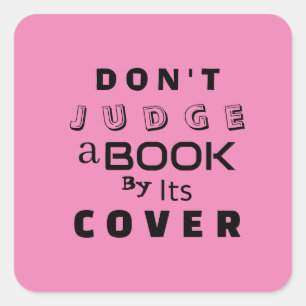 "Beoordeel een boek niet op zijn Hoesje" Quote Pin Vierkante Sticker
