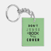 "Beoordeel een boek niet op zijn Hoesje" Sage Sleutelhanger (Voorkant Links)