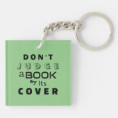 "Beoordeel een boek niet op zijn Hoesje" Sage Sleutelhanger (Achterkant)