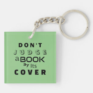 "Beoordeel een boek niet op zijn Hoesje" Sage Sleutelhanger