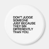 BEOORDEEL IEMAND NIET OMDAT HIJ ANDERS ZONDIGT MAGNEET (Voorkant)