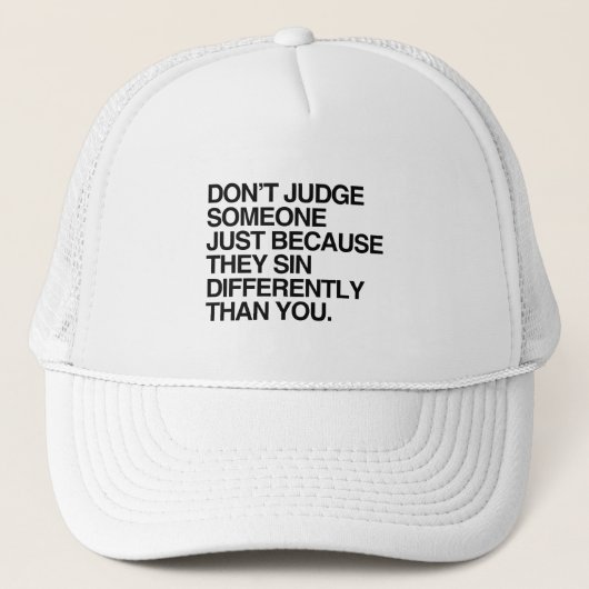 BEOORDEEL IEMAND NIET OMDAT HIJ ANDERS ZONDIGT TRUCKER PET (Voorkant)