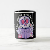 Beoordeel me niet op mijn Hoesjes. boekenliefhebbe Mok (Midden)