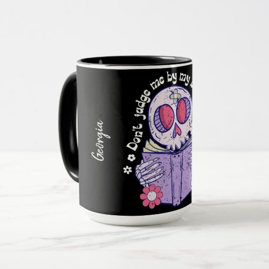 Beoordeel me niet op mijn Hoesjes. boekenliefhebbe Mok (Voorkant links)