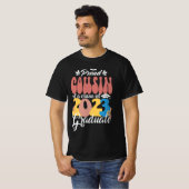 Bereide COUSIN van een klasse van 2023 Afstuderen  T-shirt (Voorkant volledig)