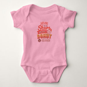 Bereik voor het t-shirt sterren baby