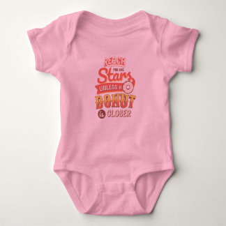 Bereik voor het t-shirt sterren baby