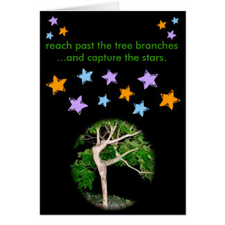 Bereik voorbij de boomtakken...