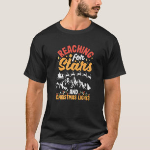 Bereiken voor sterren en kerstverlichting Kerstmis T-shirt