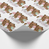 Beren voor tweekleppige baby's die papier inpakken (Hoek)