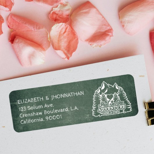 Berg avontuur begint groene rustieke krijtbord etiket