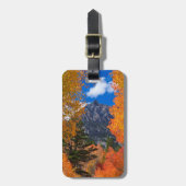 Berg geframed in herfstloof, CA Bagagelabel (Voorkant verticaal)