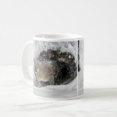 Berg leeuw op sneeuw koffiemok (Voorkant links)