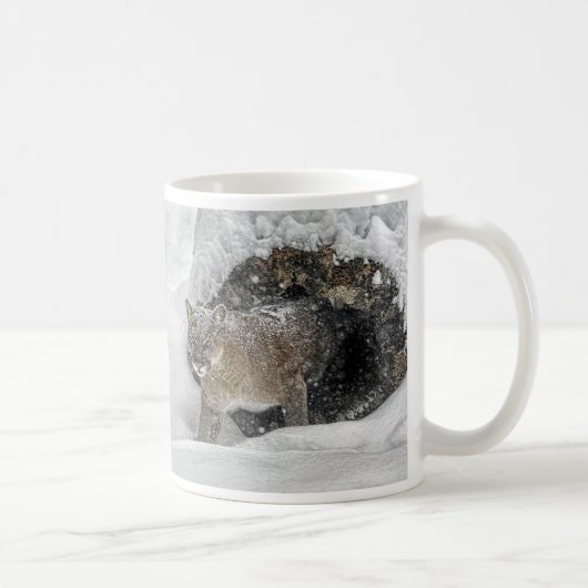Berg leeuw op sneeuw koffiemok (Rechts)