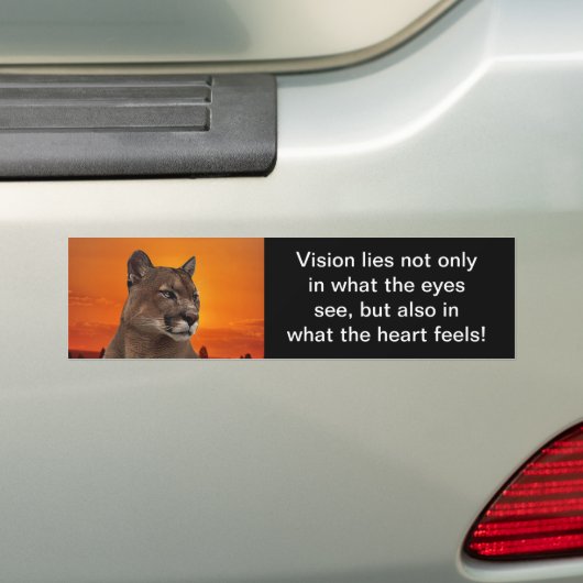 Berg leeuw op zonsondergang bumpersticker (Op auto)