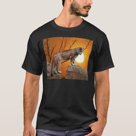 Berg leeuw op zonsondergang t-shirt (Voorkant)