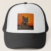 Berg leeuw op zonsondergang trucker pet (Voorkant)