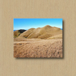 Berg Met Bruin Gras en Blauwe Lucht Canvas Afdruk