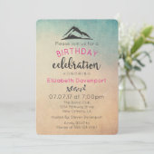 Berg met Zondag Verjaardagsfeest Uitnodigen Kaart (Staand voorkant)