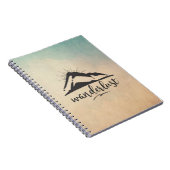 Berg met zonnestralen en walittypografie notitieboek (Rechterzijde)