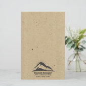 Berg met Zonnestralen op FAUX Kraft Papier Textuur (Staand voorkant)