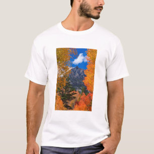 Berg omlijst door herfstloof, CA T-shirt